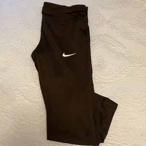 Women’s NWOT Nike Dri-Fit Cropped Leggings